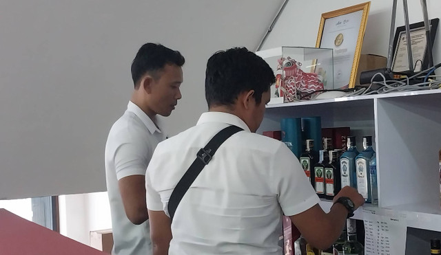 Polisi mengecek minol di Star Market Sekadau. Foto: Dok. Istimewa