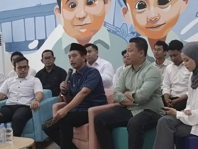 Dewan Pembina Ekosistem Relawan Kerja (RK) Arief Rosyid Hasan resmi meluncurkan Ekosistem Relawan Kerja (RK) untuk memenangkan pasangan calon nomor urut 1 Ridwan Kamil (RK)-Suswono di Headquarter TKN Fanta, Jakarta Pusat, Rabu (25/9/2024). Foto: Zamachsyari/kumparan