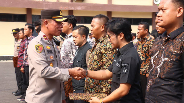 Wakapolres Bojonegoro Kompol David Manurung saat secara simbolis serahkan personel pengawal pribadi (Walpri) untuk Paslon Bupati dan Wakil Bupati dalam Pilkada serentak 2024. Selasa (24/09/2024). (Aset: Humas Polres Bojonegoro)