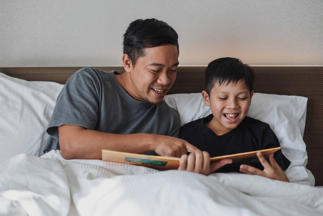 Ilustrasi Ayah Membacakan Buku untuk Anak Foto: Gatot Adri/Shutterstock