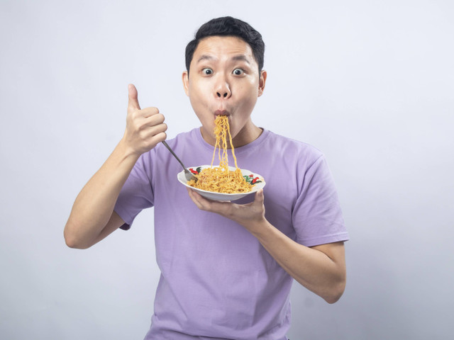 Ilustrasi makan mi goreng. Foto: Rizvisual/Shutterstock