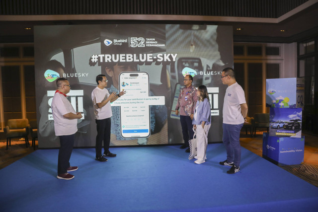 Direktur Utama PT Blue Bird Tbk, Adrianto Djokosoetono, M.MTr beserta jajaran bersama Plt. Direktur Angkutan Jalan Kementerian Perhubungan, Muhammad Fahmi, ST., M.MTr saat peluncuran kampanye #TrueBlue-Sky, Jakarta, Senin (25/9/2024). Foto: Aditia Noviansyah/kumparan