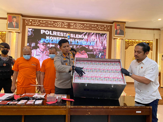 Konferensi pers pengungkapan kasus penipuan dengan modus penggandaan uang di Mapolresta Sleman, Rabu (25/9). Foto: Resti Damayanti/Pandangan Jogja