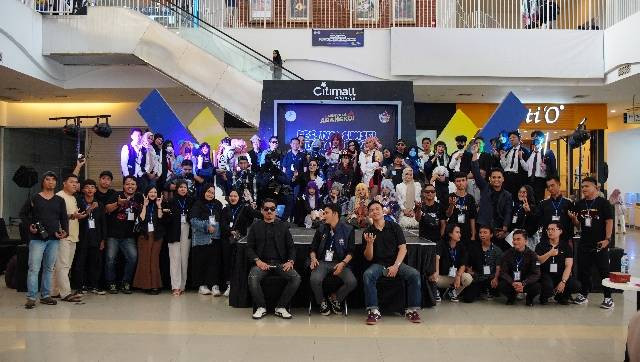 Kegiatan Foto Bersama Peserta dan Panitia Festival : Foto diambil saat kegiatan.