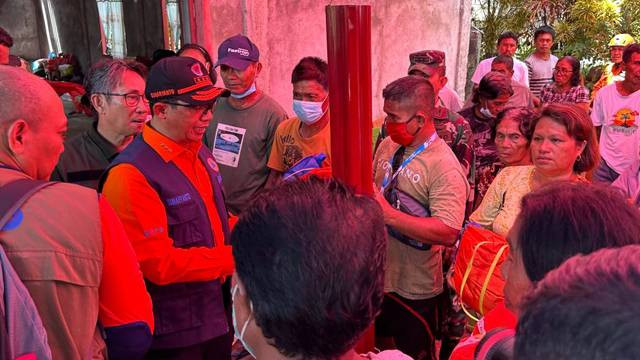 Kepala BNPB didampingi penjabat Bupati Sitaro, saat berkunjung ke Pulau Tagulandang untuk melihat kondisi pascaerupsi Gunung Ruang.