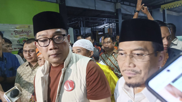 Ridwan Kamil (RK)-Suswono (RIDO) dijumpai usai menyaksikan lenong di Sanggar Budaya Betawi Oplet Robet, Jaktim, Rabu (25/9/2024). Foto: Thomas Bosco/kumparan