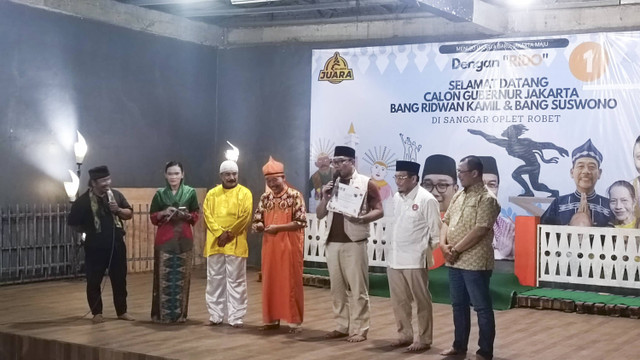 Ridwan Kamil diberi julukann Ridwan Bemo oleh Sanggar Budaya Betawi Oplet Robet, Jakarta Timur, Rabu (25/9/2024). Foto: Thomas Bosco/kumparan