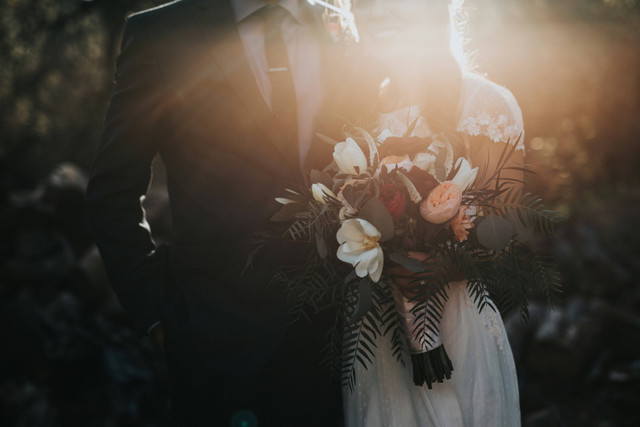 Ilustrasi caption wedding day. Unsplash.com/Nathan-Dumlao