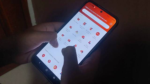 Ilustrasi pelanggan menggunakan aplikasi MyTelkomsel yang sudah diperbarui.