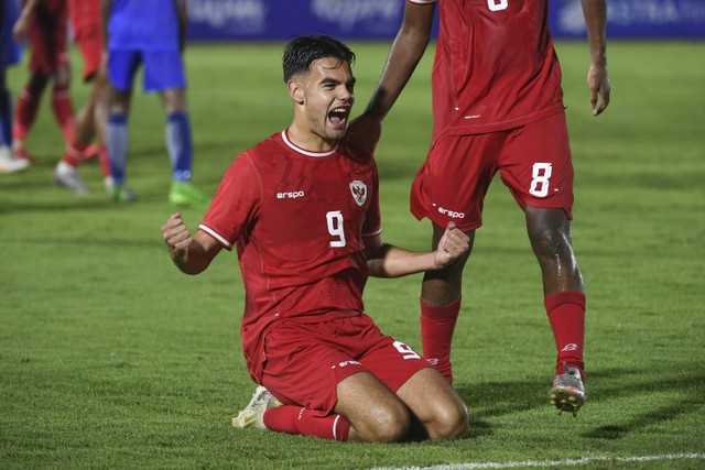 Pemain Timnas Indonesia U-20 Jens Revan melakukan selebrasi usai mencetak gol ke gawang Timnas Maladewa U-20 pada laga Kualifikasi Piala Asia U-20 2025 Grup F di Stadion Madya Gelora Bung Karno, Jakarta, Rabu (25/9/2024).  Foto: Hafidz Mubarak/ANTARA FOTO