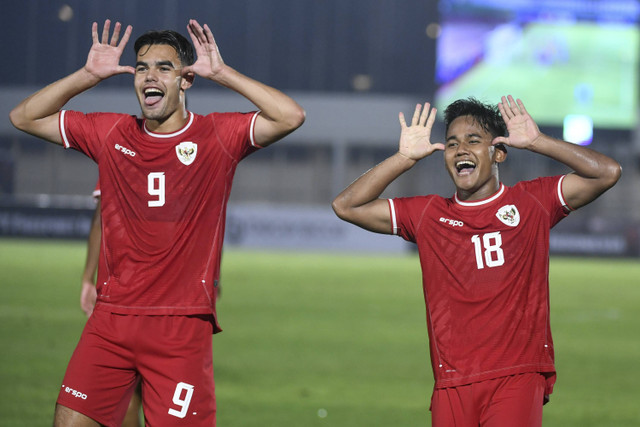 Pemain Timnas Indonesia U-20 Tony Firmansyah bersama Jens Revan melakukan selebrasi usai mencetak gol ke gawang Timnas Maladewa U-20 pada laga Kualifikasi Piala Asia U-20 2025 Grup F di Stadion Madya Gelora Bung Karno, Jakarta, Rabu (25/9/2024). Foto: Hafidz Mubarak/ANTARA FOTO