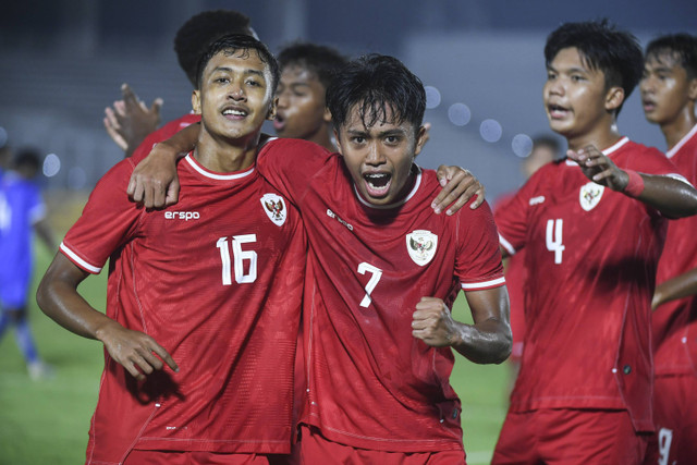 Pemain Timnas Indonesia U-20 Figo Dennis dan Dony Tri Pamungkas melakukan selebrasi usai mencetak gol ke gawang Timnas Maladewa U-20 pada laga Kualifikasi Piala Asia U-20 2025 Grup F di Stadion Madya Gelora Bung Karno, Jakarta, Rabu (25/9/2024). Foto: Hafidz Mubarak/ANTARA FOTO