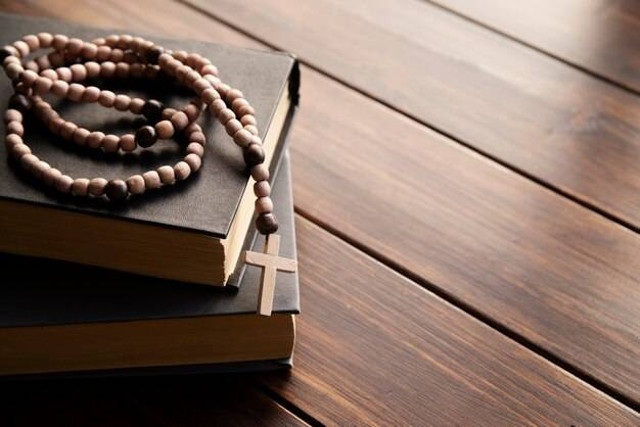 ilustrasi Al-Qur'an dan Tasbih/shutterstock