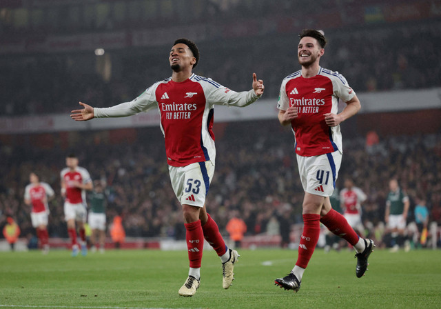 Selebrasi Ethan Nwaneri dan Declan Rice saat Arsenal vs Bolton Wanderers dalam Ronde 3 Piala Liga Inggris di Stadion Emirates, Kamis (26/9) dini hari WIB.  Foto: Action Images via Reuters/Paul Childs