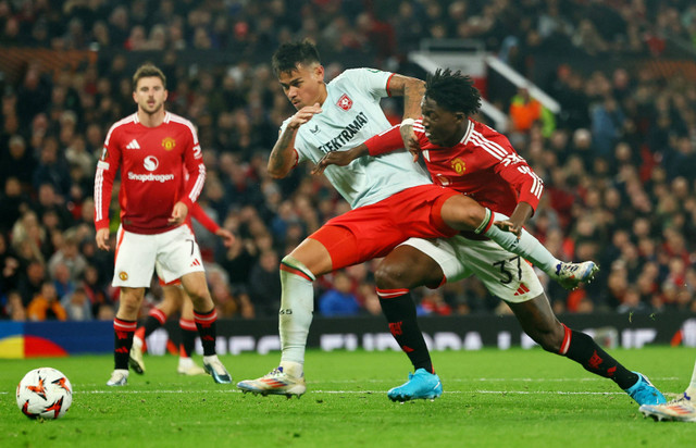 Duel Mees Hilgers dengan Kobbie Mainoo usai laga Manchester United (MU) vs FC Twente dalam matchday pertama Liga Europa 2024/25 di Stadion Old Trafford, Kamis (26/9) dini hari WIB. Foto: REUTERS/Molly Darlington