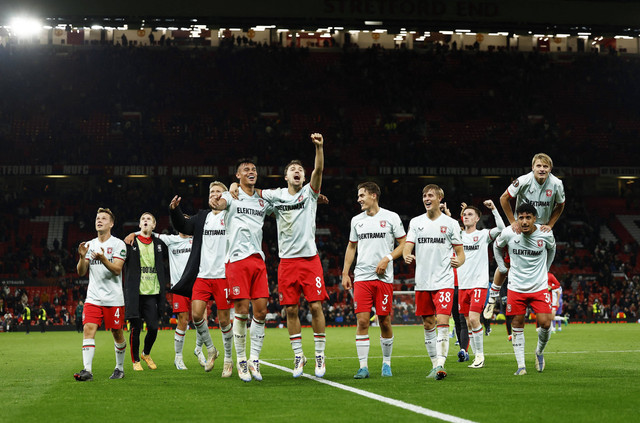 Selebrasi Mees Hilgers dan rekan-rekannya usai laga Manchester United (MU) vs FC Twente dalam matchday pertama Liga Europa 2024/25 di Stadion Old Trafford, Kamis (26/9) dini hari WIB. Foto: Action Images via Reuters/Jason Cairnduff