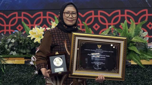 Prof. Dr. Trina Ekawati Tallei, saat menerima penghargaan Sarwono Prawirohardjo Memorial Lecture dari BRIN Indonesia. (foto: dokumen pribadi Prof. Dr. Trina Ekawati Tallei)