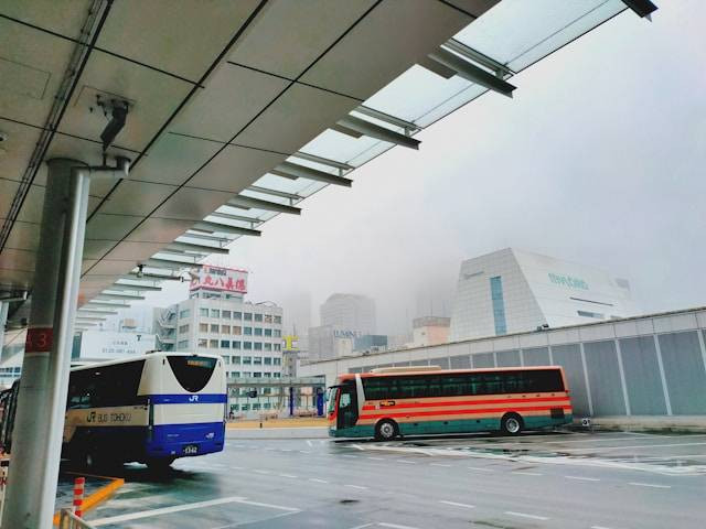 Tarif Suroboyo Bus. Foto hanya ilustrasi, bukan tempat sebenarnya. Sumber: unsplash.com/Jherico Agulay