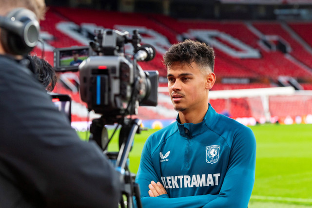 Pemain FC Twente Mees Hilgers menjawab pertanyaan wartawan saat latihan jelang pertandingan Liga Eropa Manchester United melawan FC Twente di Stadion Old Trafford, Manchester, Inggris, Selasa (24/9/2024). Foto: Pro Shots/Sipa USA via REUTERS