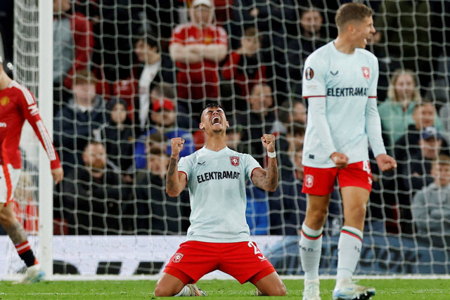 Mees Hilgers berselebrasi usai timnya berhasil mencetak gol ke gawang Manchester United pada Liga Eropa Manchester United melawan FC Twente di Stadion Old Trafford, Manchester, Inggris, Rabu (25/9/2024). Foto: Jason Cairnduff/REUTERS