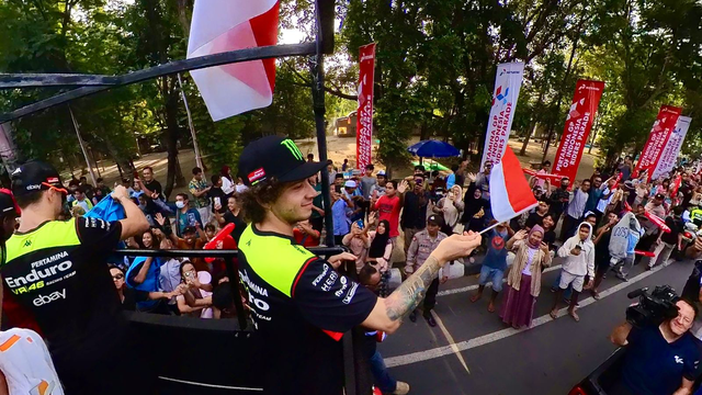 Pembalap Pertamina Enduro VR46 Marco Bezzecchi menyapa warga parade di kawasan Lapangan Sangkareang menuju Teras Udayana, Lombok, Rabu (25/9/2024). Foto: Dok. Pertamina