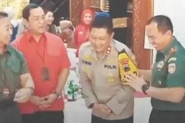 Kapolda Jateng Irjen Pol Ribut Hari Wibowo dan Calon Gubernur Jateng Andika Perkasa bercengkrama di ruang transit KPU Jateng. Foto: Instagram/@polreskaranganyar