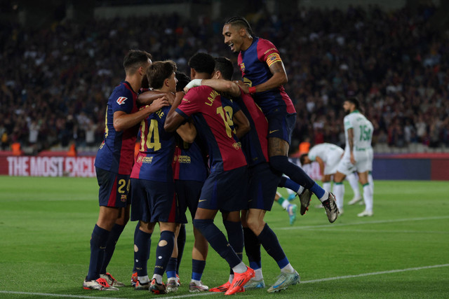 Sejumlah Pemain Barcelona berselebrasi usai Robert Lewandowski mencetak gol ke gawang Getafe pada pekan ketujuh Liga Spanyol di Estadio Olimpic Lluis Companys, Barcelona, Rabu (25/9/2024). Foto: LLUIS GENE/AFP