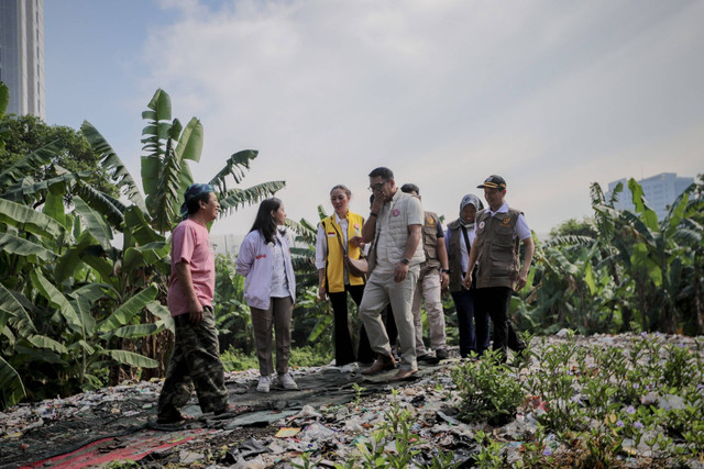 Calon Gubernur Jakarta Ridwan Kamil blusukan ke pemukiman warga di Pancoran, Jakarta Selatan, Kamis (26/9/2024). Foto: Jamal Ramadhan/kumparan