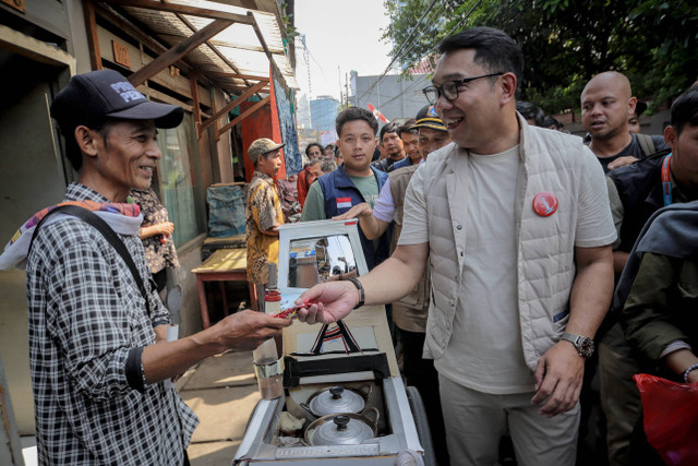 Calon Gubernur Jakarta Ridwan Kamil menyapa warga saat blusukan ke pemukiman di Pancoran, Jakarta Selatan, Kamis (26/9/2024). Foto: Jamal Ramadhan/kumparan