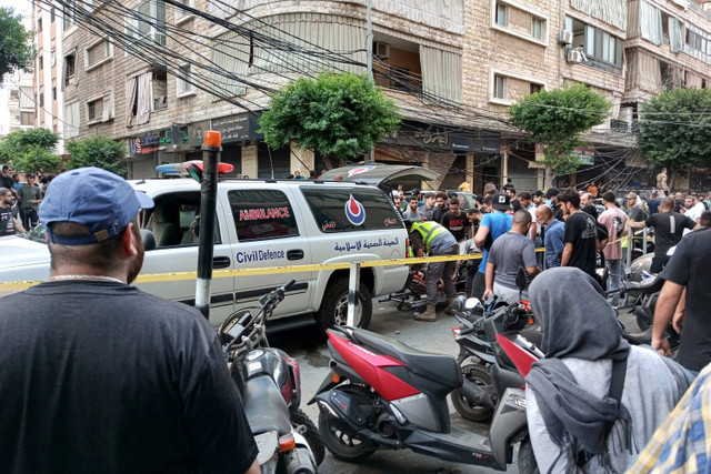 Seorang pria yang terluka dievakuasi dari lokasi serangan Israel di pinggiran selatan Beirut pada 20 September 2024. Foto: AFP