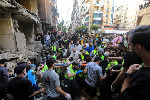 Seorang pria yang terluka dievakuasi dari lokasi serangan Israel di pinggiran selatan Beirut pada 20 September 2024. Foto: AFP