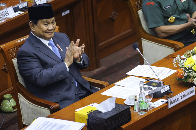 Menteri Pertahanan yang juga Presiden terpilih Prabowo Subianto bertepuk tangan saat mengikuti rapat kerja dengan Komisi I DPR di Kompleks Parlemen, Senayan, Jakarta, Rabu (25/9/2024). Foto: Dhemas Reviyanto/ANTARA FOTO