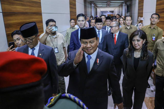 Menteri Pertahanan yang juga Presiden terpilih Prabowo Subianto tiba untuk mengikuti rapat kerja dengan Komisi I DPR di Kompleks Parlemen, Senayan, Jakarta, Rabu (25/9/2024). Foto: Dhemas Reviyanto/ANTARA FOTO