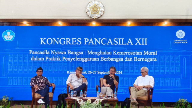 Rocky Gerung menyampaikan paparannya saat menjadi pembicara pada Kongres Pancasila XII di Balai Senat Universitas Gadjah Mada (UGM), Kamis (26/9/2024). Foto: Arfiansyah Panji Purnandaru/kumparan