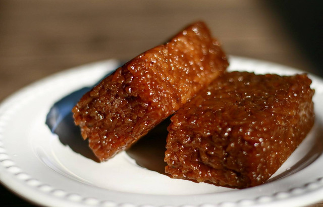 Kue Wajik (Sumber: https://www.shutterstock.com/image-photo/wajik-on-wood-background-traditional-snack-1455464354)