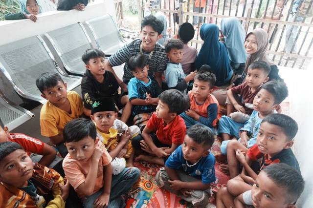 Foto saat pengabdian masyarakat dengan anak-anak, Nagari Sariak, Kabupaten Solok Minggu (21/1/2024). Foto:Dok.Istimewa.