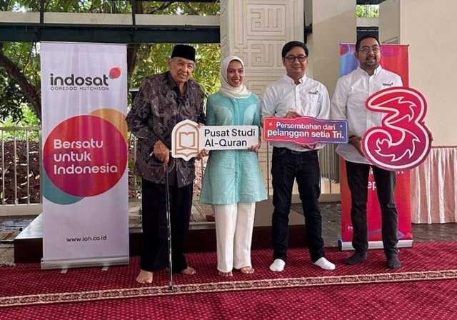 Penyerahan secara simbolis bantuan kuota dan router internet dari brand Tri ke pesantren yang direkomendasikan Yayasan Pusat Studi Al-Quran (PSQ). foto: dokumen Tri