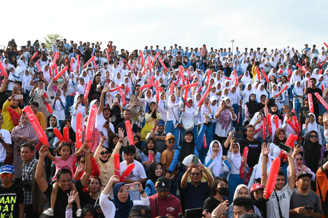 Sejumlah warga ramai memadati Teras Udayana, Lombok, menyambut rombongan pembalap yang melakukan Pertamina Grand Prix of Indonesia Riders Parade pada Rabu (25/9/2024). Foto: Dok. Pertamina