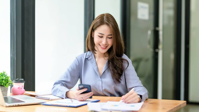 Pemprov Jakarta menyediakan layanan pendaftaran objek pajak PBJT Jasa Kesenian dan Hiburan online. Foto: Shutterstock