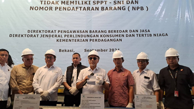 Menteri Perdagangan (Mendag) Zulkifli Hasan (Zulhas) melaporkan hasil temuan berupa produk baja tidak memenuhi SNI dan NPB di Kawasan Kp Bangkong Reang, Wangunharjo Cikarang Utara, Kabupaten Bekasi, Kamis (26/9/2024). Foto: Ghifari/kumparan 