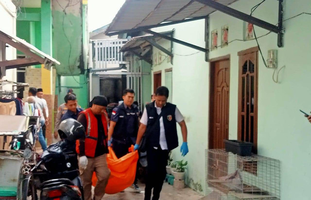 Polisi saat mengevakuasi jenazah mahasiswi UIN Raden Fatah Palembang dari kamar kosnya, Foto : Is