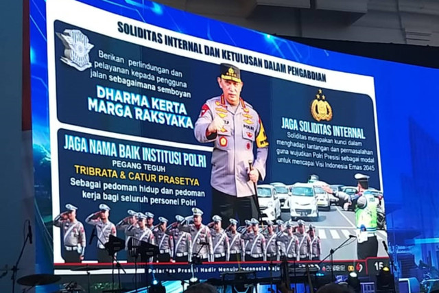 Layar yang menampilkan informasi pemberitahuan saat hari lalu lintas bhayangkara ke 69 di Jakarta, Kamis (26/9/2024). Foto: Rini Friastuti/kumparan