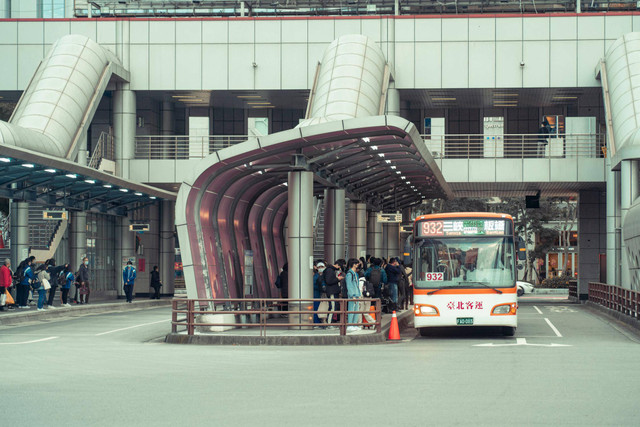 Rute Suroboyo Bus (Foto hanya ilustrasi, bukan rute bus sebenarnya) Sumber: pexels/ Jimmy Liao