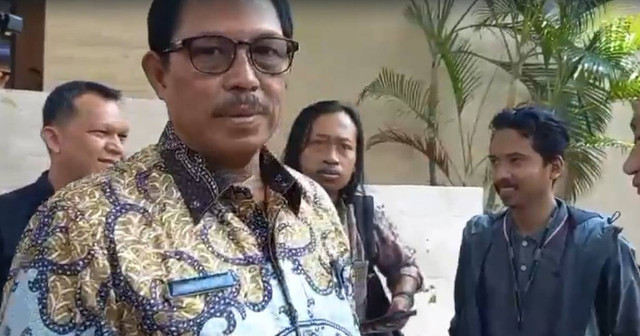 Pj Gubernur Jawa Tengah Komjen Polisi Purnawirawan Nana Sudjana (baju batik dan Wisnu Kusuma (belakang, tengah)