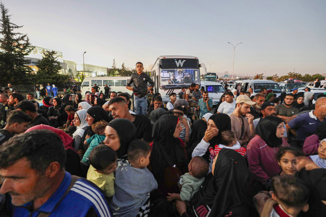 Warga Suriah yang melarikan diri dari perang di Lebanon, tiba di perbatasan Suriah-Lebanon di Jdeidet Yabous, Suriah, Rabu, 25 September 2024. Foto: AP Photo/Omar Sanadiki