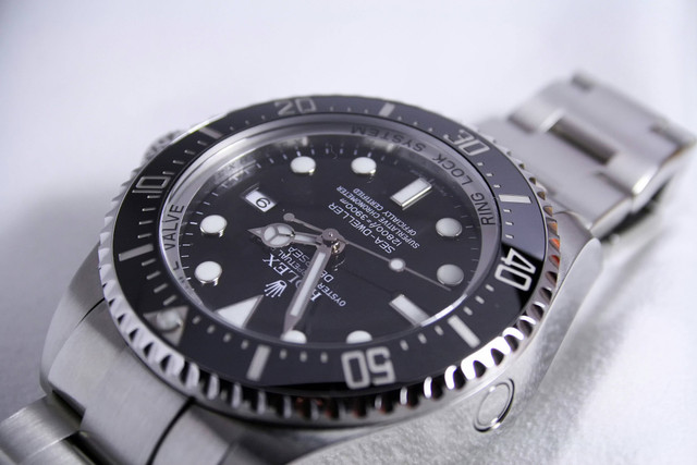 Rolex adalah sebuah merek jam tangan mewah asal Swiss yang terkenal karena kualitas dan keahlian produk-produknya. Foto: Unsplash.com
