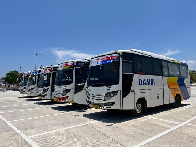 Bus DAMRI yang melayani penonton ajang MotoGP Mandalika. Foto: Damri