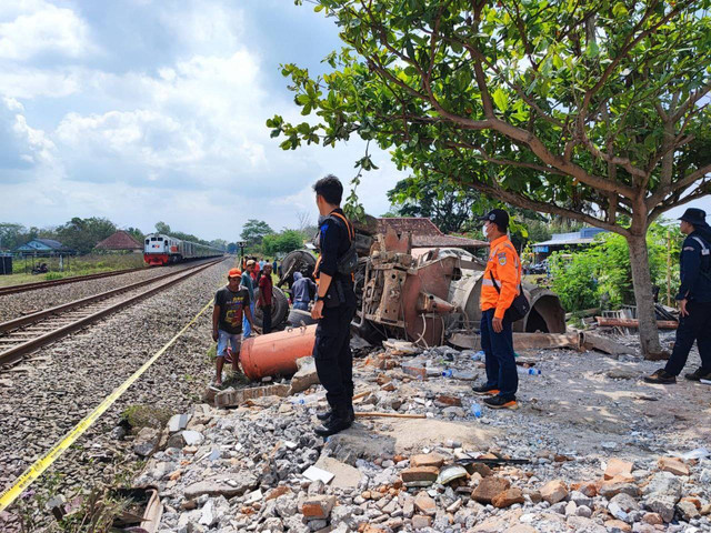 Proses evakuasi laka KA Taksaka dan truk di Sedayu, Bantul. (Foto : Humas KAI Daop 6 Yogyakarta)