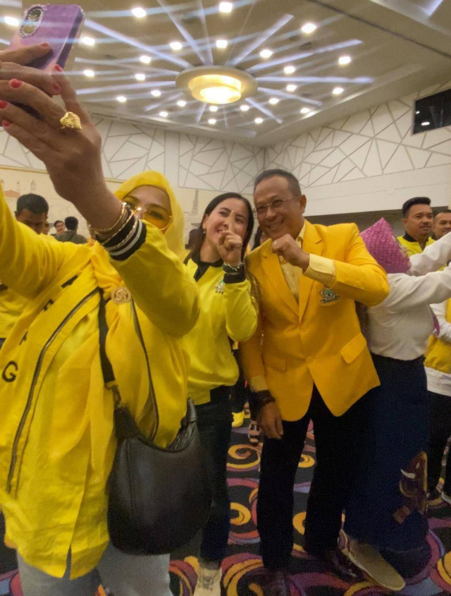 Bang Didi saat diajak foto bersama emak-emak relawan Parta Golkar. Foto: Yulia Ramadhiyanti/Hi!Pontianak