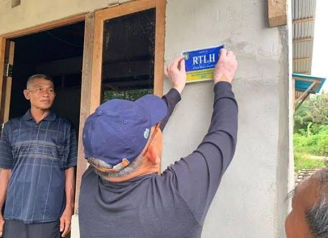 Gubernur Kalbar periode 2018-2023, Sutarmidji saat memasang stiker RTLH di salah satu rumah warga. Foto: Dok. Instagram @bang,midji